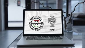 computador com o logotipo da certificação da FPF