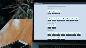 Computador portátil em cima da mesa a exibir o painel de administração do software EMJOGO