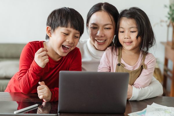 Crianças e pais a verem o clube no digital